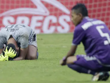 Kiper Persita Tangerang, Yogi Triyana, tertunduk usai ditaklukkan Kalteng Putra pada laga Liga 2 di Stadion Pakansari, Jawa Barat, Selasa (4/12). Kalteng menang 2-0 atas Persita. (Bola.com/M. Iqbal Ichsan)