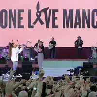 Ariana Grande dan Miley Cyrus di konser One Love Manchester. (AFP/Bintang.com)