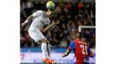 Pemain Real Madrid, Pepe (kiri) menghalau bola dari kejaran pemain Levante pada laga lanjutan La Liga Spanyol, di Stadion Ciutat de Valencia, Kamis (3/3/2016) dini hari WIB. ( AFP/Jose Jordan)