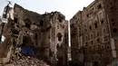 Foto pada 9 Agustus 2020 menunjukkan bangunan bersejarah yang sebagian runtuh akibat hujan tanpa henti di Kota Tua Sanaa, Yaman. Hujan dan banjir bandang di Yaman menghancurkan empat bangunan serta merusak 30 lainnya di situs Warisan Dunia UNESCO Kota Tua Sanaa. (Xinhua/Mohammed Mohammed)