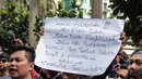 Pengemudi online membentangkan poster saat menggelar aksi di kantor pusat Grab, Jakarta, Senin (29/10). Mereka menuntut open suspen bagi mitra individu tanpa syarat, penentuan tarif dan skema yang manusiawi. (Liputan6.com/Faizal Fanani)