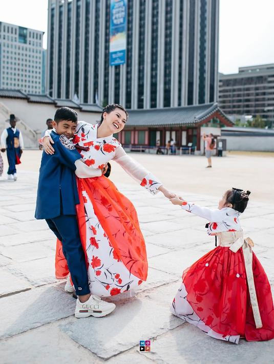 Selain itu, keluarga Ruben pun sudah mengajak Betrand jalan-jalan ke luar negeri. Yaitu ke Korea Selatan. Dalam liburannya pun mereka berfoto dengan menggunakan pakaian adat. (Liputan6.com/IG/@sarwendah29)