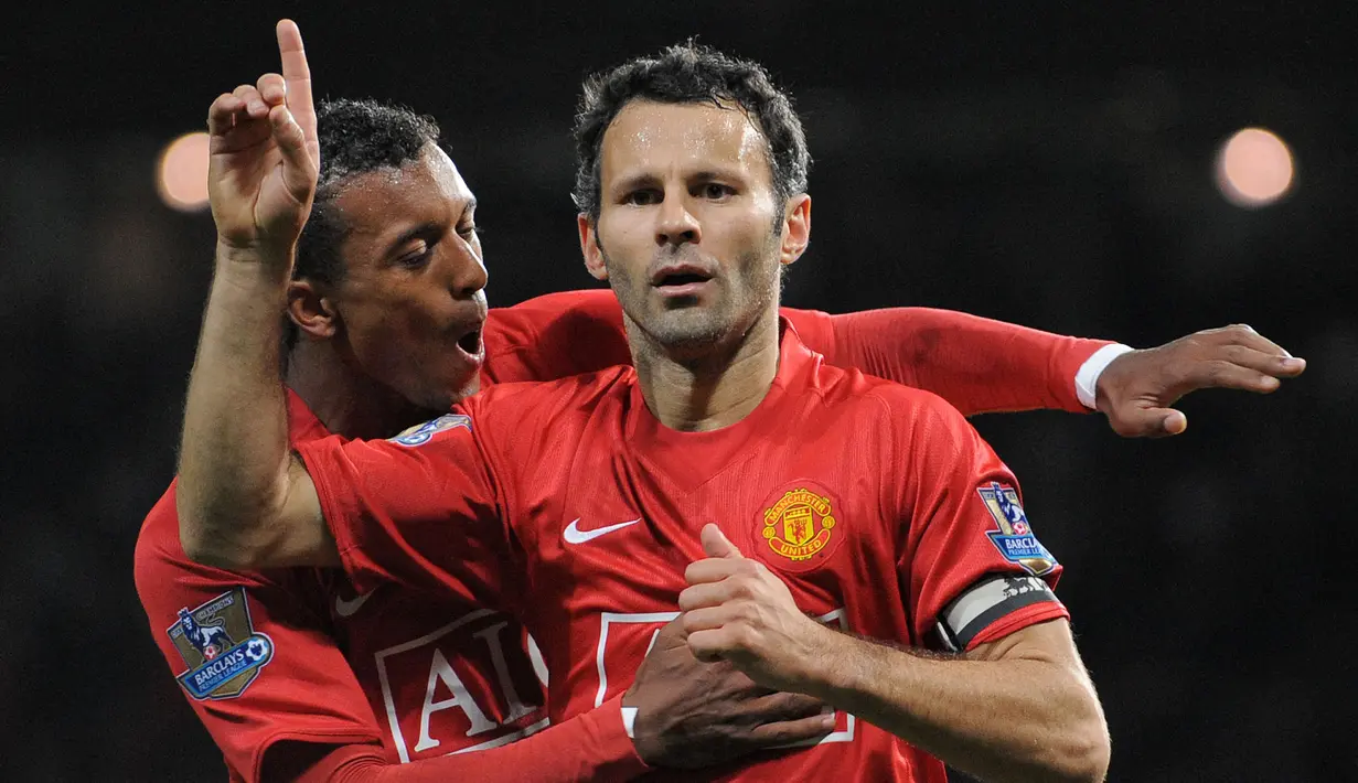 Ryan Giggs menjadi pemain MU dengan koleksi gelar terbanyak, yaitu 35 kali. Ia menghabisakan seluruh kariernya di Manchester United dan membuat hampir 1000 penampilan. Giggs juga tercatat sebagai satu-satunya pemain Liga Inggris yang bermain dalam 22 musim berturut-turut. (AFP/Andrew Yates)