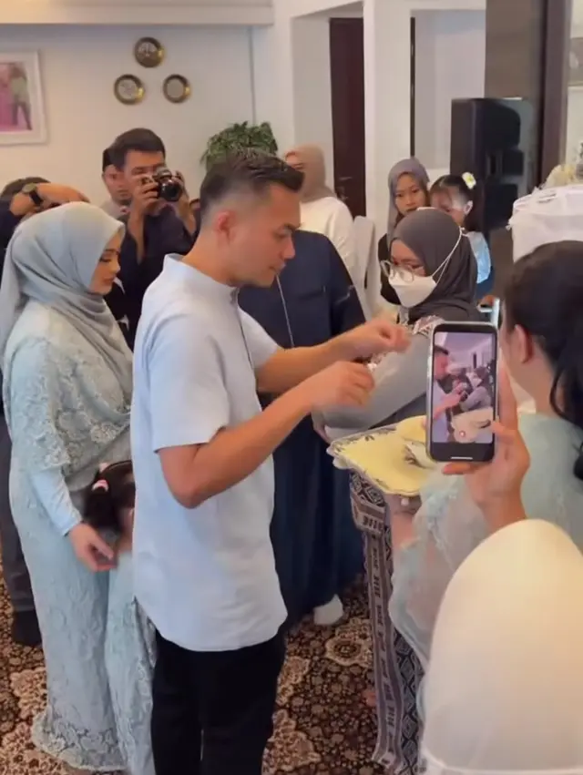 7 Potret Zaskia Gotik gelar akikah anak ketiga, akrab dengan putri sambung