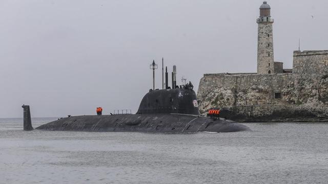 Penampakan kapal selam bertenaga nuklir Rusia, Kazan, di pelabuhan Havana, Kuba, Rabu (12/6/2024).