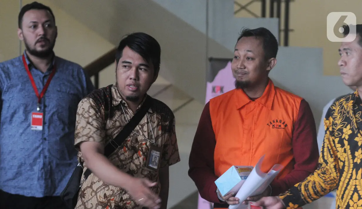 Direktur PT Navy Arsa Sejahtera, Mujib Mustofa (kedua kanan) berjalan keluar usai menjalani pemeriksaan oleh penyidik di Gedung KPK, Jakarta, Jumat (22/11/2019). Mujib diperiksa sebagai tersangka dalam kasus suap kuota impor ikan tahun 2019. (merdeka.com/Dwi Narwoko)