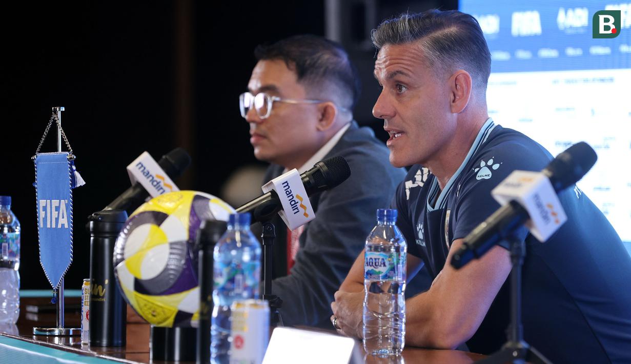 Pelatih kepala Timnas Indonesia, John Herdman (kanan) memberikan keterangan dalam sesi konferensi pers menjelang FIFA Series melawan St Kitts and Navis di Stadion Utama Gelora Bung Karno (SUGBK), Senayan, Jakarta, Kamis (26/03/2026). (Bola.com/M Iqbal Ichsan)