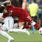 Striker Liverpool, Mohamed Salah, mendapat bantingan dari bek Real Madrid, Sergio Ramos pada laga final Liga Champions di Stadion NSC Olimpiyskiy, Kiev, Minggu (27/5/2018). Salah mengalami cedera bahu usai dilanggar Ramos. (AP/Efrem Lukatsky)