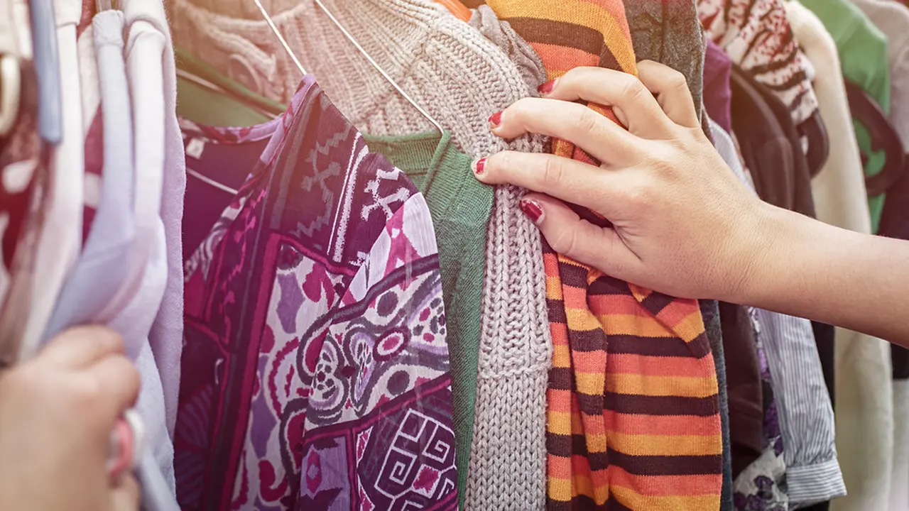 Suka Thrifting? Ini 4 Tips Memilih Baju Thrift yang Berkualitas