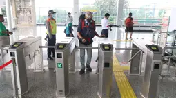 Penumpang memasuki area Stasiun Jatinegara Baru, Jakarta Timur, Sabtu (20/3/2021). Pembangunan stasiun ini dilakukan dengan menambah bangunan stasiun di atas jalur kereta eksisting yang lebih luas. (Liputan6.com/Angga Yuniar)
