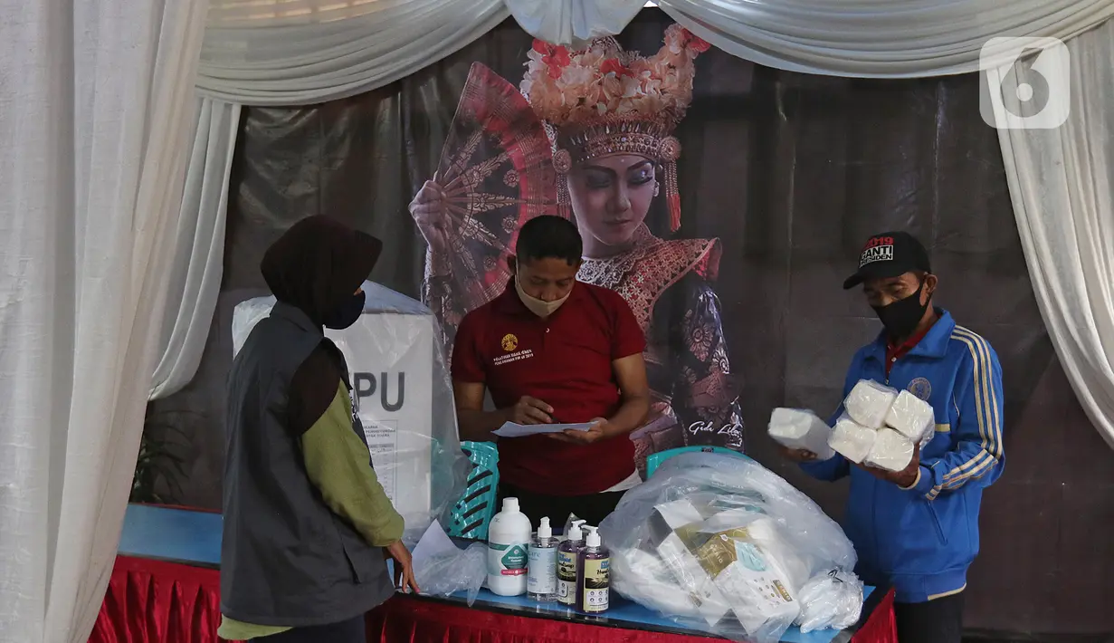 Petugas sedang memeriksa logistik pilkada di Tempat Pemungutan Suara (TPS) 33 di lingkungan RT 05 RW 06 Kelurahan Cipayung, Depok, Jawa Barat, Selasa (8/12/2020). Sejumlah logistik pilkada Depok 2020 di distribusikan dari kelurahan Cipayung ke sejumlah TPS. (Liputan6.com/Herman Zakharia)