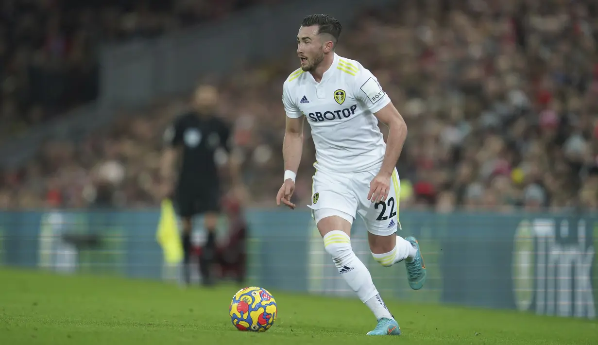 Gelandang Leeds United, Jack Harrison membawa bola saat bertanding melawan Liverpool selama pertandingan lanjutan Liga Inggris di stadion Anfield di Liverpool, Inggris, Kamis (24/2/2022). Liverpool menang telak atas Leeds United 6-0.  (AP Photo/Jon Super)