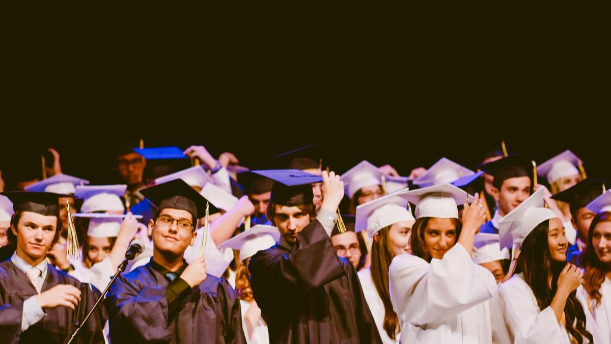 Yudisium Adalah Tahap Penentuan Kelulusan Mahasiswa Ini Bedanya Dengan