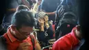 Kesedihan keluarga korban jatuhnya pesawat Lion Air JT-610 rute Jakarta-Pangkalpinang di Bandara Pangkalpinang, Bangka Belitung, Senin (29/10). Mereka menanti kabar kondisi anggota keluarganya dari pihak maskapai dan pemerintah. (HADI SUTRISNO/AFP)