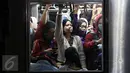 Penumpang berjubel saat KRL commuter line Jakarta Kota-Bogor melintas di Stasiun Pasar Minggu, Jakarta, Selasa (24/11). Pohon tumbang di perlintasan KRL antara Citayam dan Bojonggede, membuat perjalanan kereta terganggu. (Liputan6.com/Immanuel Antonius)
