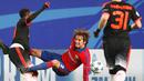 Pemain CSKA, Mario Fernandes, berebut bola dengan pemain MU, Anhony Martial dalam lanjutan Grup B Liga Champions di Stadion Arena Khimki, Moscow, Rusia, Kamis (22/10/2015) dini hari WIB. (EPA/Yuri Kochetkov)