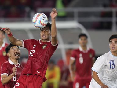 Pemain Timnas Indonesia U-23, Pratama Arhan Alif (tengah), hampir bertabrakan dengan Witan Sulaeman saat mendapatkan bola di depan gawang Chinese Taipei U-23 dalam pertandingan Grup K Kualifikasi Piala Asia U-23 2024 di Stadion Manahan, Solo, Sabtu (9/9/2023). (Bola.com/Arief Bagus Prasetiyo)