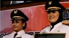 Sri Hartini dan Sri Mulyani bukan saja resmi memimpin Kabupaten Klaten, Jawa Tengah, namun juga memperoleh Piagam MURI.