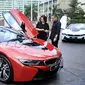 President Director of BMW Group Indonesia Karen Lim (kiri) berbincang dengan pembeli pertama unit mobil hybrid BMW i8 Protonic Red Edition, Sonny Kastara usai penyerahan mobil tersebut di Jakarta, Kamis (20/4).(Liputan6.com/Angga Yuniar)