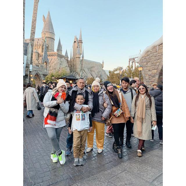 Curhat Sulitnya Jadi Anak Pertama, Ini 6 Potret Via Vallen dan Keluarga