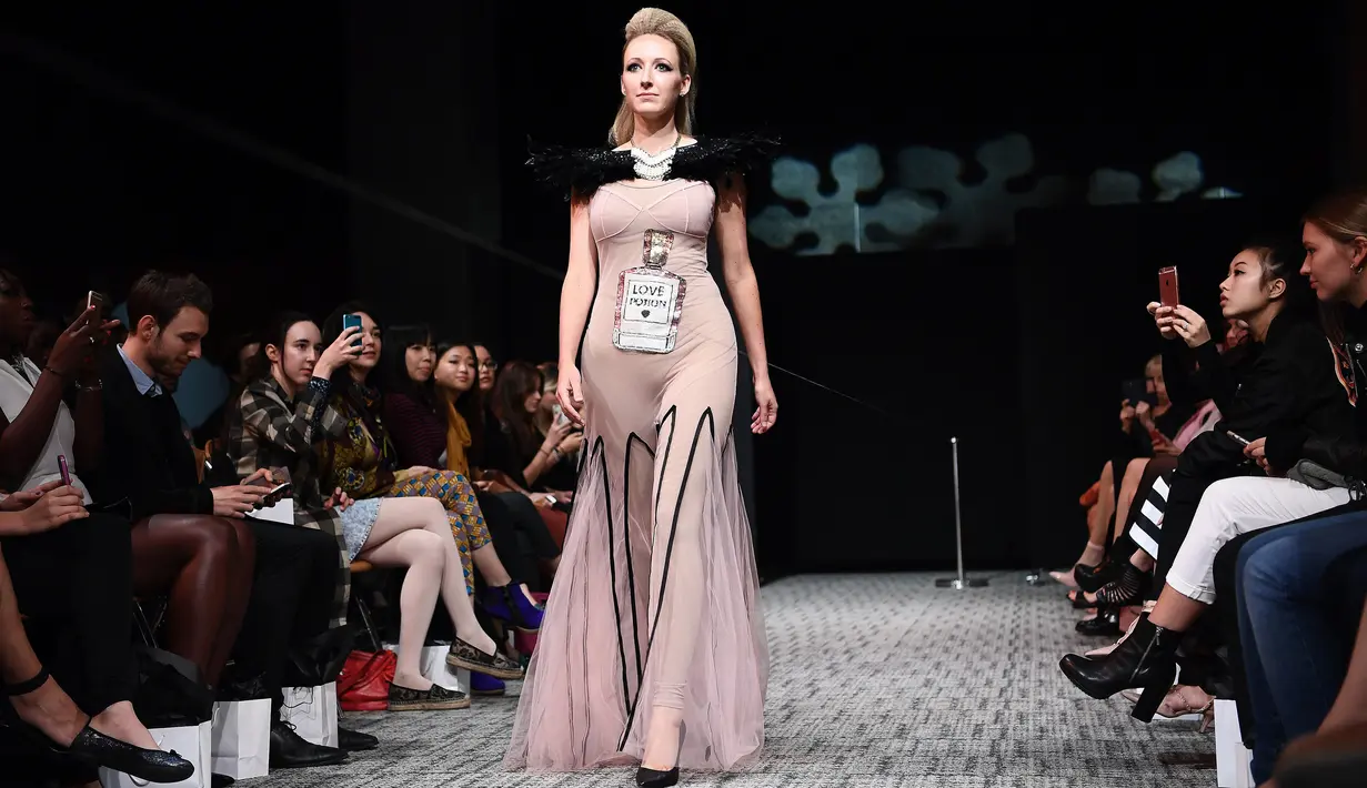 Model tunanetra memamerkan busana label US, American Wardrobe ketika berjalan di atas catwalk pagelaran Paris Fashion Week di Paris, Rabu (5/10). (AFP PHOTO/Christophe Archambault)