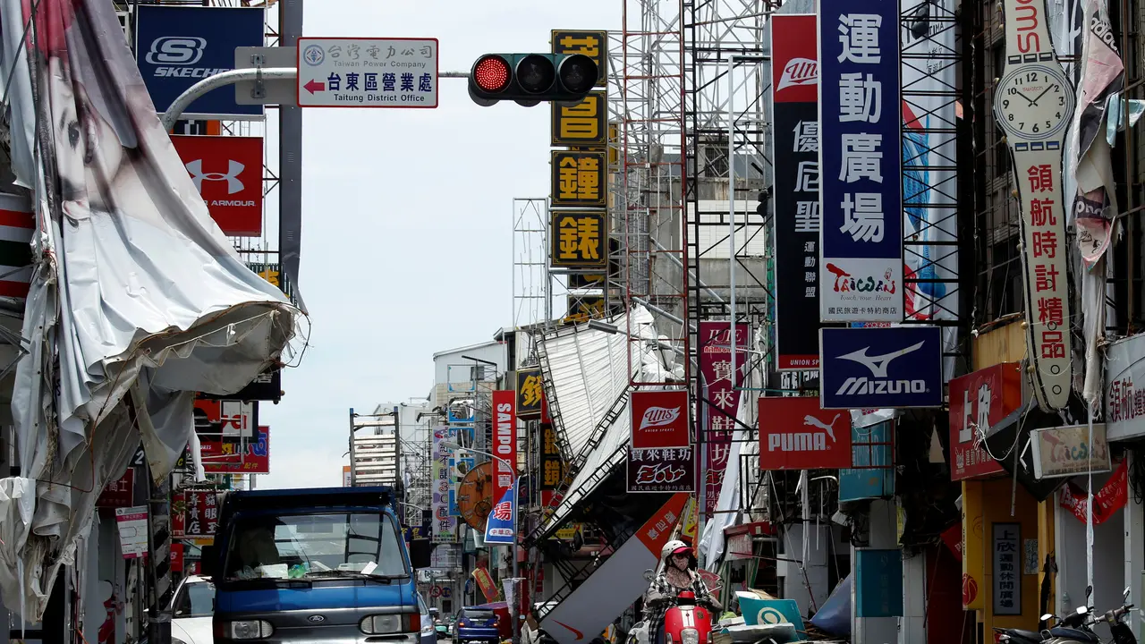 Kondisi porak-poranda setelah Topan Nepartak melanda Taiwan. (Reuters)