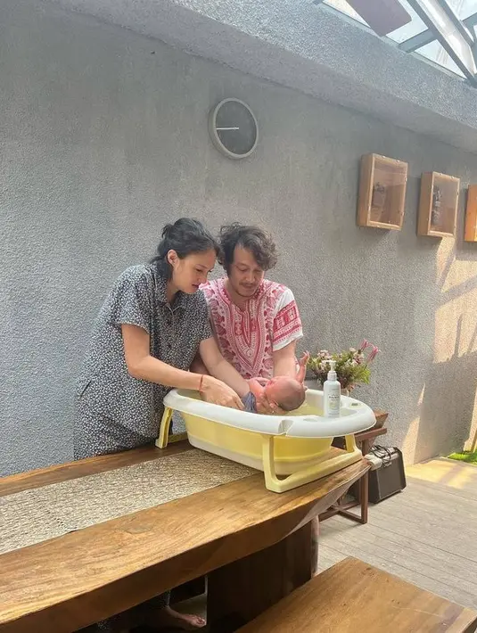 <p>Dan kini mereka sedang menikmati momen parenting. Lihat saja betapa serasinya mereka ketika memandikan anak keduanya. [Foto: instagram.com/nadinelist]</p>