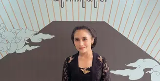 Prilly Latuconsina berbagi potret dirinya pertama kali ikut Kirab Pusaka Malam 1 Suro di Pura Mangkunegaran [@prillylatuconsina96]