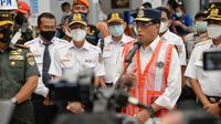 Menteri Perhubungan Budi Karya Sumadi meninjau pemudik yang berangkat dari Stasiun Pasar Senen. Ia mengimbau masyarakat datang sesuai jadwal berangkatnya kereta. (Dok Kemenhub)