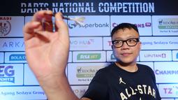 Benny Tandean memang dikenal sebagai salah satu pro player darts ternama di Indonesia. Namun sempat lama menghilang dari dunia kompetisi. Benny baru ikutan Darts National Competition 2024 pada series 03 ini. (Bola.com/M Iqbal Ichsan)