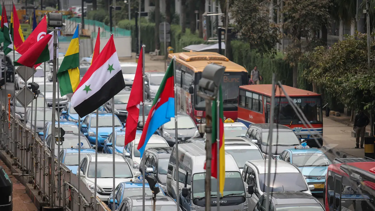 Bendera Negara Peserta KAA Hiasi Jalan Jakarta