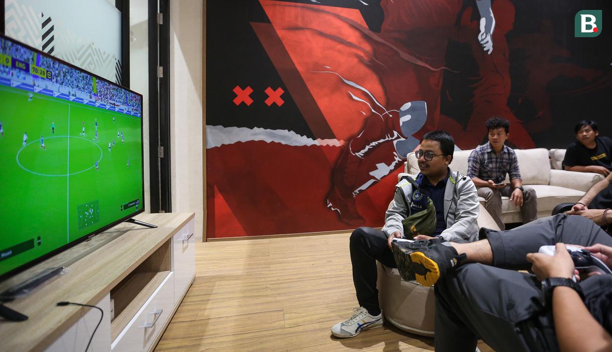 <p>Sejumlah wartawan sedang memainkan&nbsp;permainan sepak bola di PlayStation 5 setelah Konferensi Pers Update FIFA Match Day dan Hal yang Lainnya di media center PSSI Pers, GBK Arena, Senayan, Jakarta, Jumat (10/03/2023). (Bola.com/Bagaskara Lazuardi)</p>