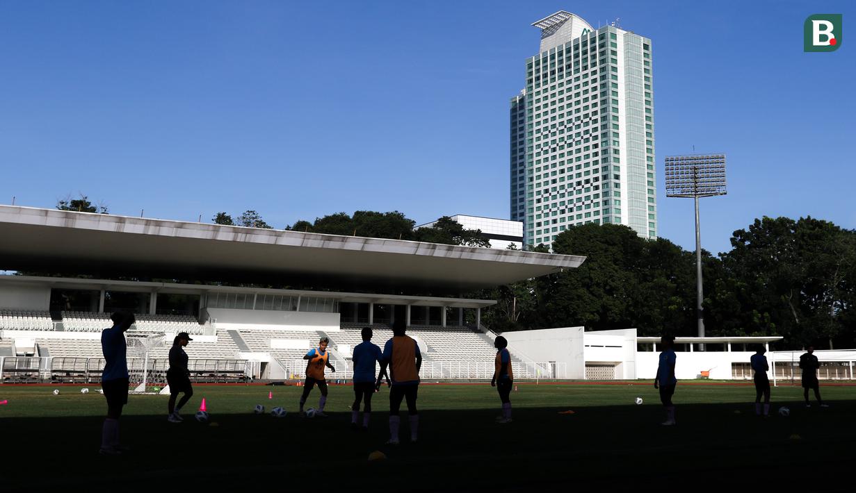 Timnas Wanita Indonesia melakukan pemanasan saat sesi latihan persiapan Piala Asia Wanita 2022 di Stadion Madya, Jakarta, Jumat (07/01/2021). Skuat Garuda Pertiwi dijadwalkan akan menghadapi Australia di laga perdananya yang berlangsung pada 21 Januari mendatang. (Bola.com/Bagaskara Lazuardi)