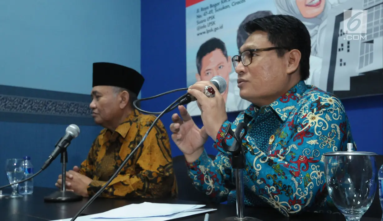Ketua LPSK Abdul Haris Semendawai memberi keterangan bersama Ketua KPK Agus Rahardjo di Jakarta, Selasa (17/4). Melalui nota kesepahaman, LPSK dan KPK memperbarui kerja sama perlindungan saksi tindak pidana korupsi. (Liputan6.com/Helmi Fithriansyah)