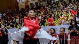 CdM Tim Indonesia untuk SEA Games Vietnam, Ferry Kono melakukan selebrasi atas terciptanya sejarah tim basket putra Indonesia mengalahkan Filipina sekaligus merebut emas sejak 1977 di SEA Games 2021 Vietnam yang digelar di Thanh Tri Sport Information and Culutural Center Gymnasium, Minggu (22/5/2022). (NOC Indonesia/MP Media/Evan Andraws/Evan Andraws)