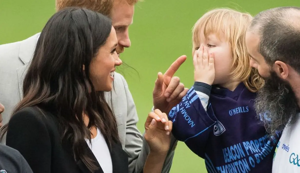 Namun Pangeran Harry langsung memberiakan reaksi menggemaskan seakan memberi tahu bahwa ia tak boleh menepuk istrinya sembarangan. (Getty Images/Cosmopolitan)