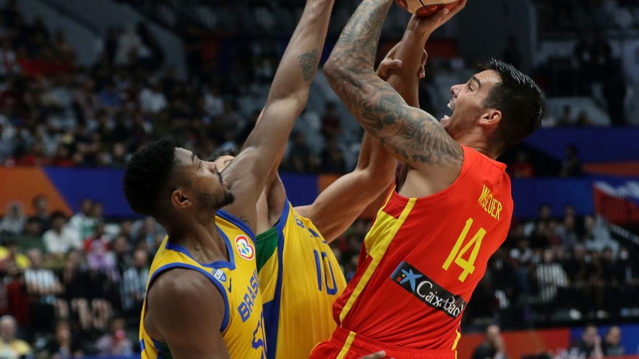 Pemain timnas basket Spanyol, Willy Hernangomez (kanan) berduel dengan dua pebasket Brasil, Bruno Caboclo dan Tim Soares pada penyisihan Grup G FIBA World Cup 2023 di Indonesia Arena, Gelora Bung Karno, Jakarta, Senin (28/8/2023).