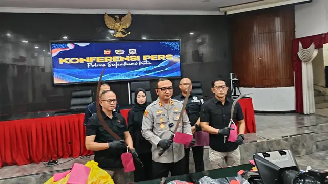 Polisi menyita celurit sepanjang 1,7 meter digunakan dalam pengeroyokan di Sukabumi.