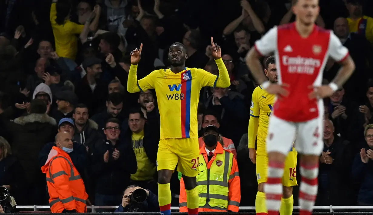 Di awal babak kedua, tepatnya menit ke-50, Crystal Palace menyamakan skor 1-1. Sepakan keras Christian Benteke usai menerima umpan Jordan Ayew tidak mampu diantisipasi Aaron Ramsdale. (AFP/Glyn Kirk)