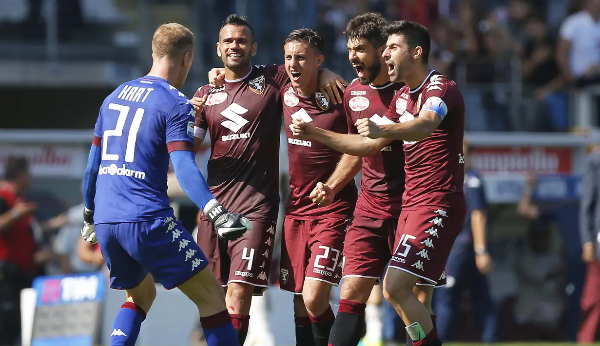 Jeo Hart (kiri) merayakan kemenangan Torino bersama rekan-rekannya usai mengalahkan Roma 3-1  pada lanjutan Serie A Italia di Stadion "Grande Torino" (Olimpico), Turin (25/9/2016). (AFP/Marco Bertorello)