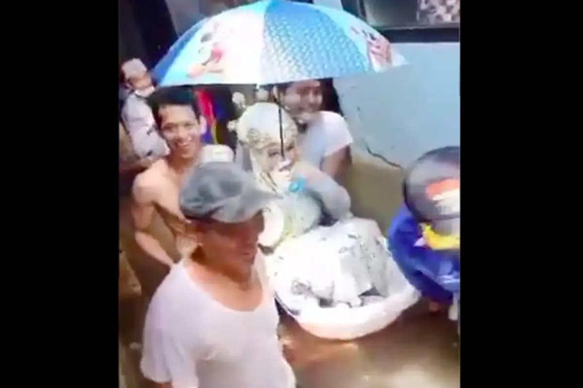 Demi ke KUA, Pengantin Wanita Naik Bak Mandi Bayi untuk Terobos Banjir