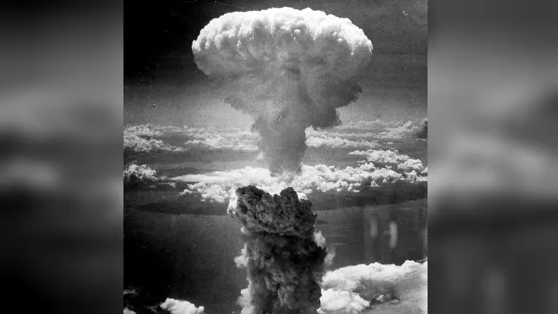 Awan jamur yang dihasilkan akibat bom atom yang dijatuhkan di Nagasaki