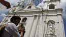 Seorang pria mengambil gambar bangunan gereja yang rusak akibat di San Pedro, wilayah San Marcos, Guatemala, Senin (7/7/14). (REUTERS/Jorge Dan Lopez)