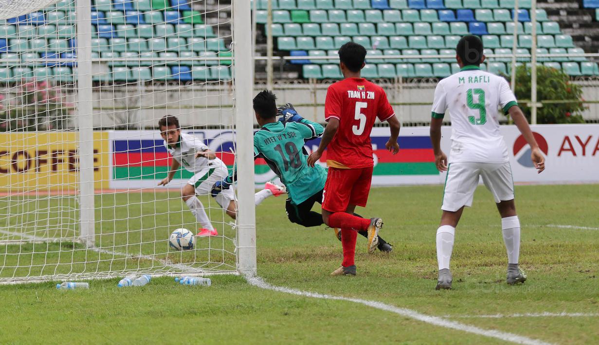Pemain Timnas Indonesia U-19, Egy Maulana Vikri, saat pertandingan melawan Myanmar pada laga Piala AFF U-18 di Stadion Thuwunna, Minggu, (17/9/2017). Egy Maulana menjadi top skorer Piala AFF U-18 dengan delapan gol. (Liputan6.com/Yoppy Renato)