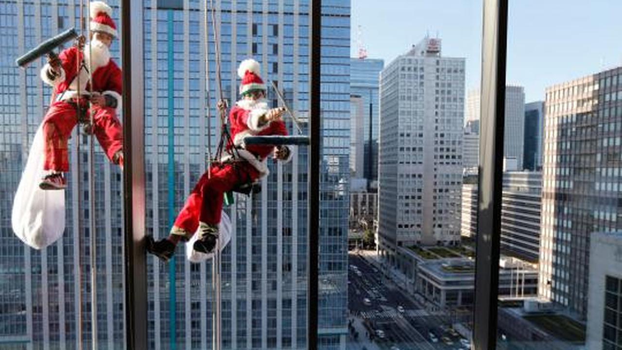 Santa Claus jadi petugas pembersih kaca gedung
