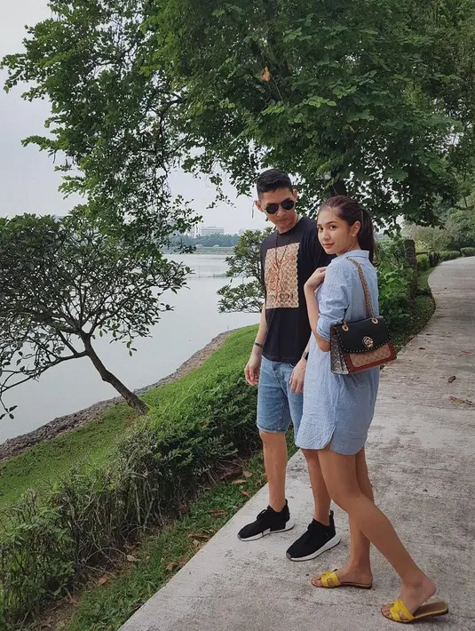 Mengenakan mini dress denim saat jalan-jalan bareng pacar, Mikha juga terlihat seksi kan? Gayanya kali ini juga simple dan cocok ditiru oleh para wanita. (Instagram/miktambayong)