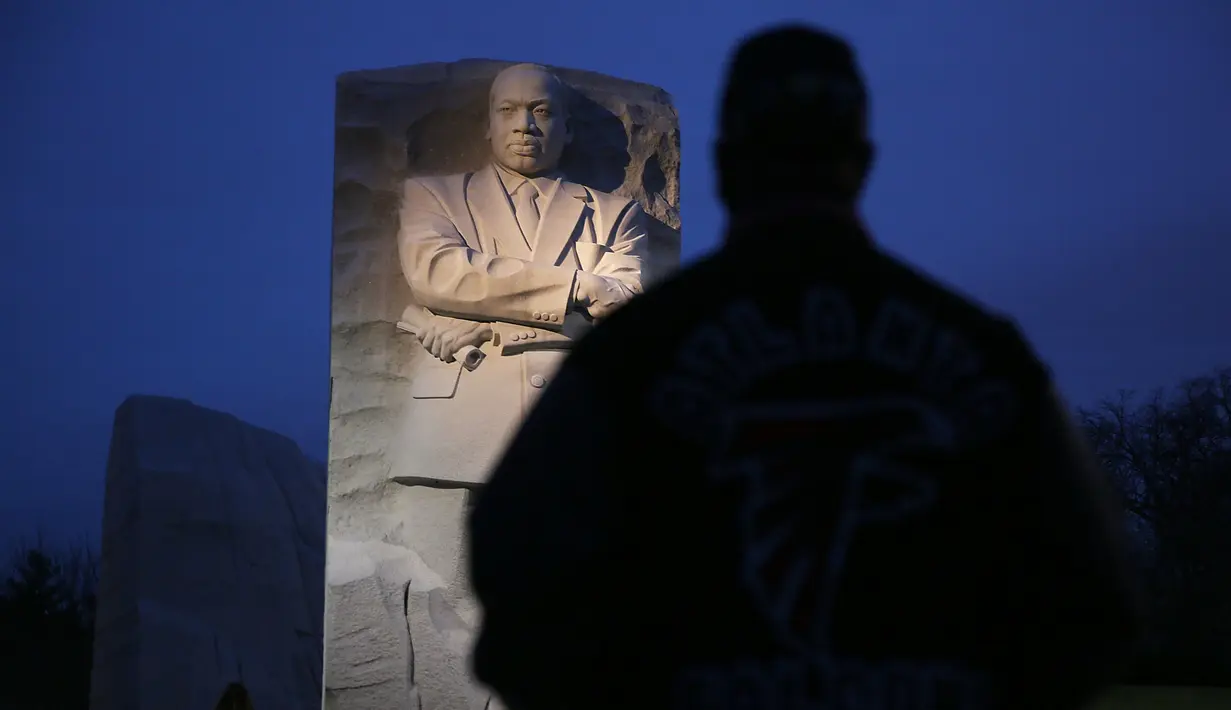 Memperingati 'Hari Martin Luther King Jr', sejumlah warga mendatangi Patung Martin Luther King Jr, Washington DC, AS, Senin (16/1). MLK adalah tokoh AS yang menyuarakan tentang perdamaian dunia. (Joe Raedle / Getty Images / AFP)