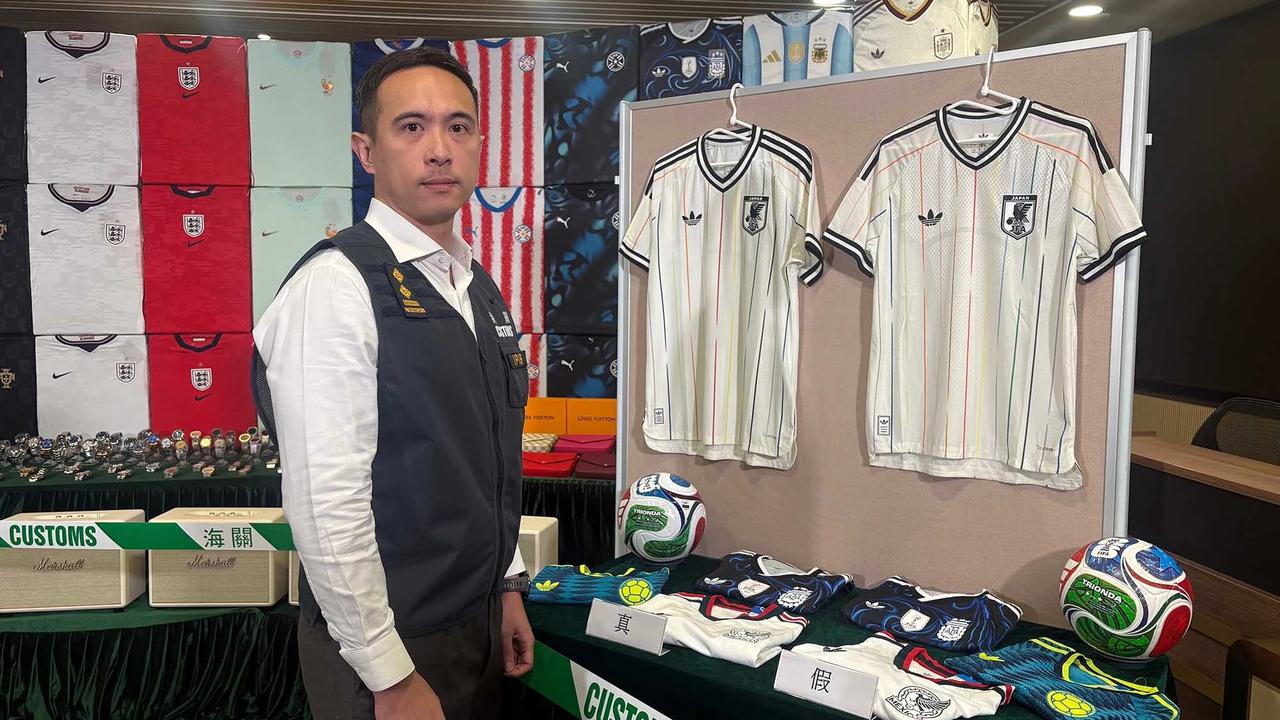 FOTO: Jelang Final Piala Dunia Hong Kong Sita Ribuan Jersey Palsu