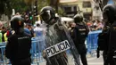Polisi berjaga di lokasi aksi sopir taksi Spanyol, Madrid, Selasa (30/5). Demonstran menganggap layanan mobil berbasis online yang murah bisa menyebabkan layanan taksi ditinggalkan penumpang. (AP Photo / Francisco Seco)