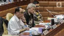 Menteri Perhubungan Budi Karya Sumadi (kiri) mengikuti Rapat Kerja/Rapat Dengar Pendapat bersama Menteri PUPR, Kepala BMKG, serta kepala Bdan Nasional Pencarian dan Pertolongan (BASARNAS) dengan Komisi V DPR RI di Kompleks Parlemen, Senayan, Jakarta, Rabu (15/2/23). Rapat membahas evaluasi terhadap pelaksanaan Angkutan Libur Natal 2022 dan Tahun Baru 2023. (Liputan6.com/Faizal Fanani)